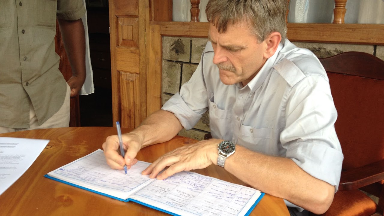 Bestuurslid werkt de administratie bij tijdens een projectbezoek in Kenia