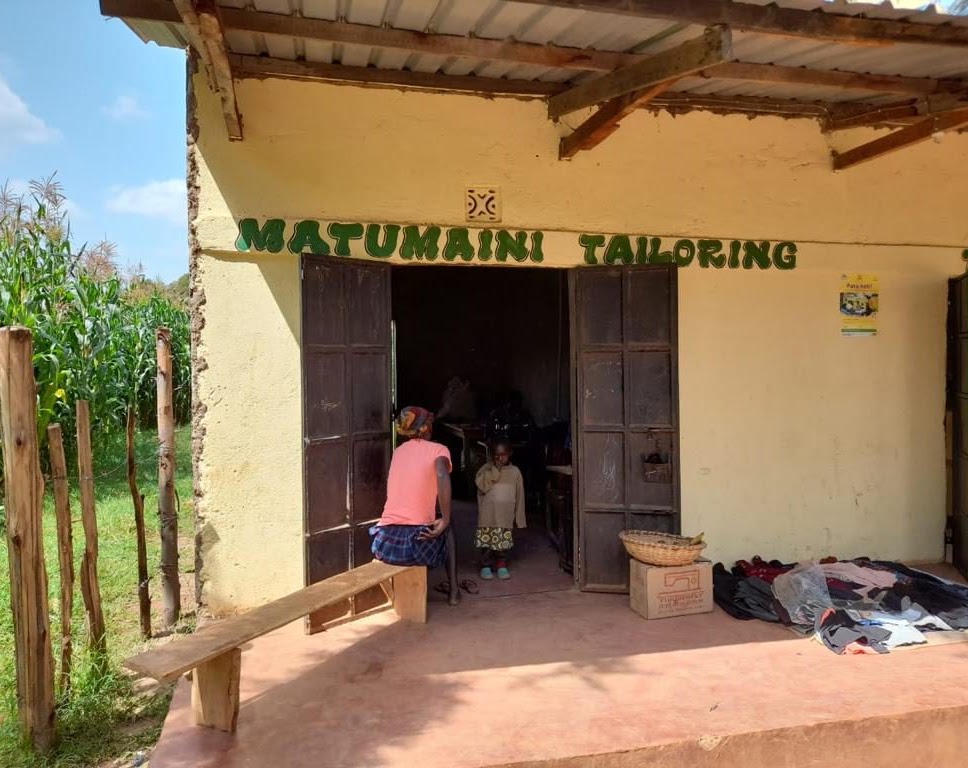 Het naaiatelier Matumaini Tailoring in Kiminini