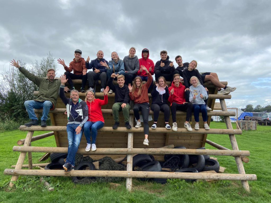 De groep jongeren en leiding van Outreach Kenia 2022