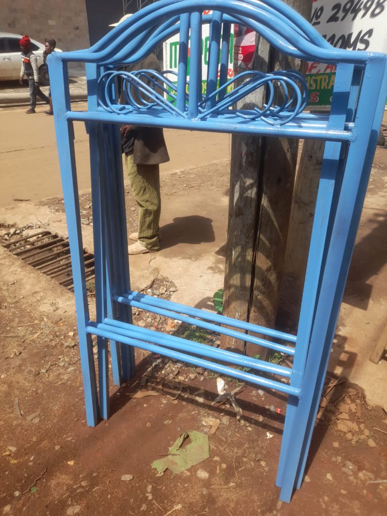 Blauwe metalen stapelbedframes voor de school
